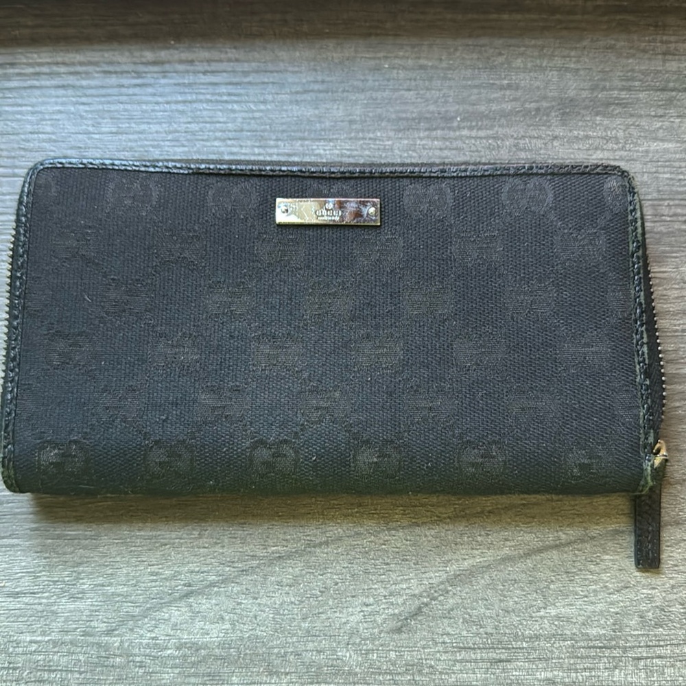Gucci zippy wallet